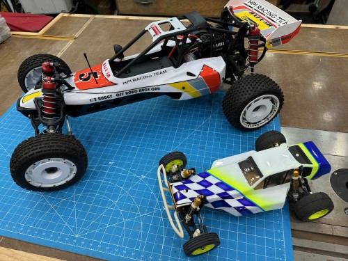 RC10 next to an HPI Baja 5B