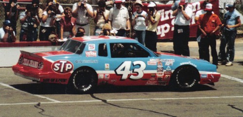 800px-RichardPetty43racecar1983.jpg
