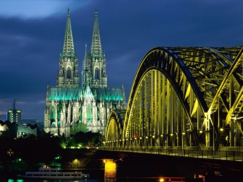 Cologne_Cathedral_And_Hohenzollern_Bridge,_Cologne,_Germany.jpg