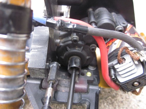 View of attachment method of trans to gold pan.  Trans is screwed to carbon plate.  Carbon plate is held down by rear arm mounts.  NO HOLES IN GOLD PAN!