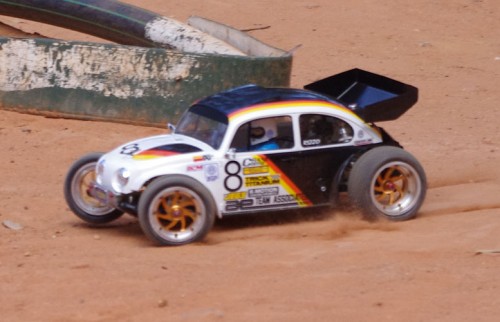 rc10beetle on track (12).JPG