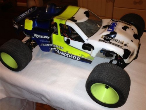 Associated RC10T (big bore shocks, T4 hubs and steering) 002_small.JPG
